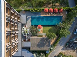 曼谷The Silver Palm Wellness Resort的享有带游泳池的建筑的空中景致