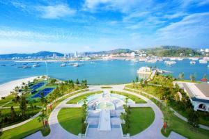 下龙湾Vinpearl Resort & Spa Ha Long的水体旁公园的空中景观