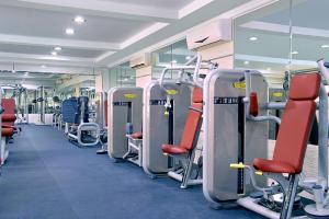 艾恩All Seasons Hotel Al Ain - Previously City Seasons的健身房设有一排椅子和机器