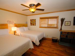 新布朗费尔斯施利特班度假村的一间卧室配有两张床和吊扇