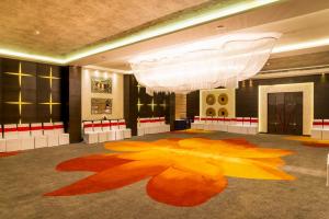 加尔各答奥利司酒店的大房间,地板上有一幅大画