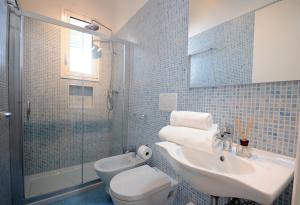 加利波利Baia Verde Apartments的一间带水槽、卫生间和淋浴的浴室