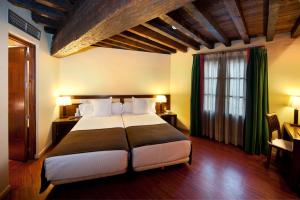 托莱多阿瓦德托莱多酒店的一间卧室设有一张大床和一个窗户。