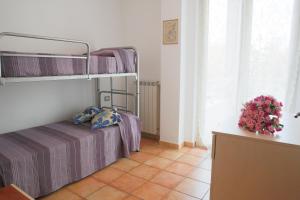 皮内托Poseidon Pineto Vacanza的一间卧室配有两张双层床。