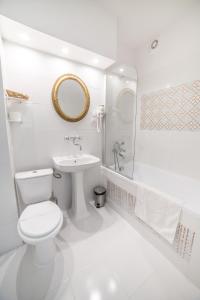 克雷尼察Małopolanka & Spa的白色的浴室设有卫生间和水槽。