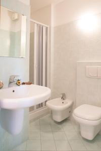 皮内托Poseidon Pineto Vacanza的白色的浴室设有水槽和卫生间。