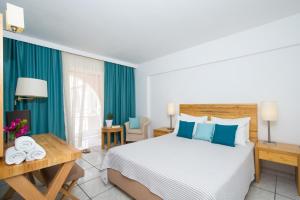 卡拉马孔Bitzaro Palace Hotel的一间卧室配有一张床、一张桌子和毛巾