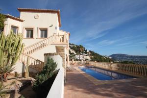 莫莱拉Mimo - sea view villa with private pool in Moraira-Teulada的一座带游泳池和房子的别墅