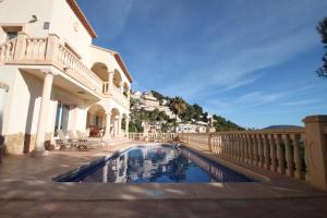 莫莱拉Mimo - sea view villa with private pool in Moraira-Teulada的房屋前的游泳池