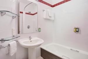 普里茅斯Leonardo Hotel Plymouth的白色的浴室设有水槽和浴缸。