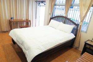 曼谷大皇宫旅馆的一张位于带窗户的房间的床