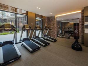 上海上海虹桥世茂睿选尚品酒店的一间健身房,里面配有数台有氧运动器材