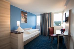 盖瑟克44号汽车旅馆的配有一张床和一张书桌的酒店客房
