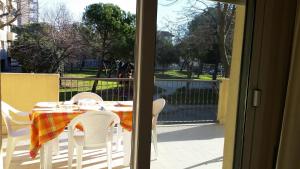 里米尼Residence Special的享有公园景致的阳台上的桌椅