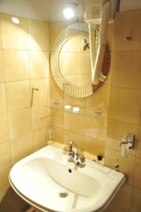 毕达哥利翁帕丽文尼酒店的一间带水槽和镜子的浴室
