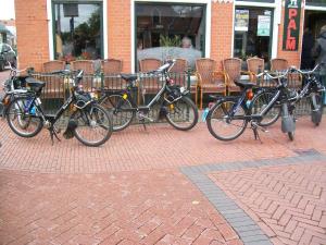 BalkHCR Teernstra的停在围栏旁边的一群自行车