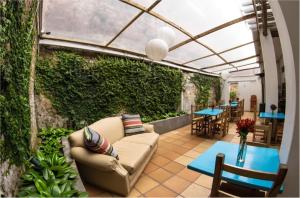 波哥大探索酒店的户外庭院配有沙发和桌椅。
