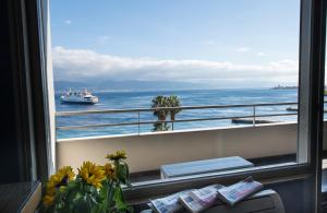 墨西拿西奥卢设计住宿加早餐旅馆的享有大海和船只景致的窗户