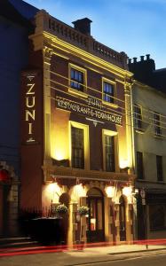 基尔肯尼Zuni Restaurant & Boutique Hotel的前面有标志的建筑