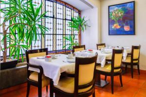 里斯本雷亚尔普林西比酒店的一间带桌椅和窗户的用餐室