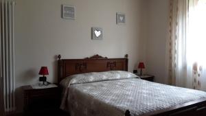 卡尔切拉尼卡阿拉戈Casa Ferrari Michela的一间卧室配有一张带两盏灯的床和一扇窗户。