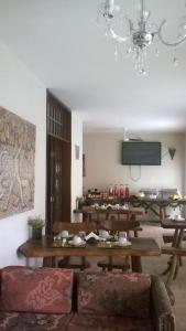 马塞约帕拉维达客栈的一间带木桌和吊灯的用餐室