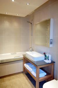 伯明翰威瑟斯本石南玫瑰酒店的浴室配有盥洗盆和浴缸。