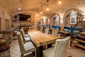 圣米格尔-德阿连德1810精品酒店的一间带木桌和椅子的用餐室