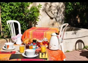 普罗旺斯地区萨隆选择酒店的桌子上面有食物和饮料