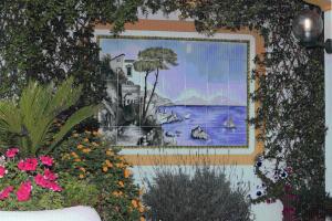 阿马尔菲伊尔尼多酒店的墙上一幅画,花朵花