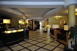 青斯特Hotel Meerlust的大厅,带有沙发和灯具