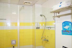 银川7天优品·银川火车站福州南街店的浴室里设有玻璃门淋浴
