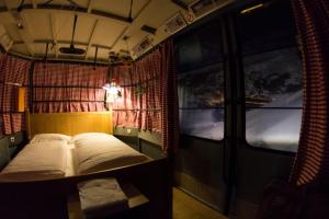 波恩波恩贝斯宿营旅馆的一间设有床铺的卧室,位于带窗户的房间内