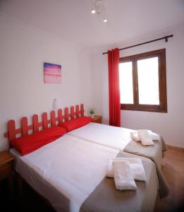 比尼贝卡Binibeca Mar II的一间卧室设有一张大床和一个窗户。