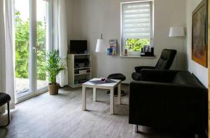 柏林贝立兹公寓的客厅配有沙发和桌子