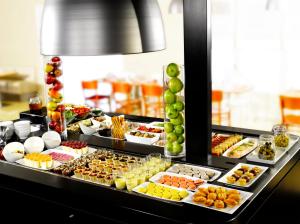 博韦钟楼鲍威酒店的包含多种不同食物的自助餐
