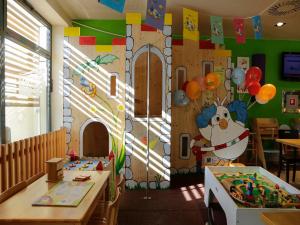 Draganići德拉甘尼克酒店的教室,带有一个带桑塔克劳斯墙的游戏室