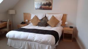 霍舍姆春田酒店的一间卧室配有一张大床和枕头