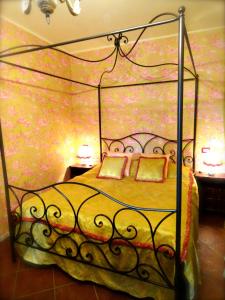 内米Vistalago Guesthouse的一间卧室配有一张带金属天蓬的床