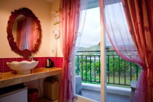 垦丁大街垦丁长禧旅店的一间带水槽的浴室和一个美景窗户