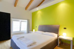 特伦托马尔法提宫住宿加早餐旅馆的卧室配有白色的床和绿色的墙壁