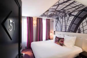 巴黎古斯塔夫酒店的酒店客房带白色床,房间带标志
