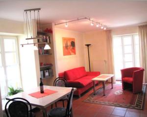 德兰斯克Ferienwohnung Bakenberg auf Rügen (So)的客厅配有红色的沙发和桌子