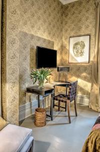 奥斯陆卡米拉斯胡斯酒店的客房设有一张桌子、一台电脑和一把椅子