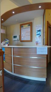 瑟堡莱纳桑斯酒店的医院房间的一个柜台,有台面