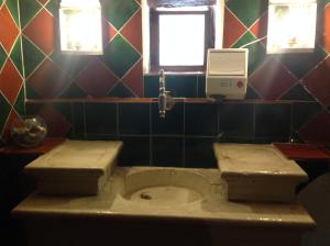 旺斯阿博格领主酒店的一间肮脏的浴室,内设卫生间和窗户