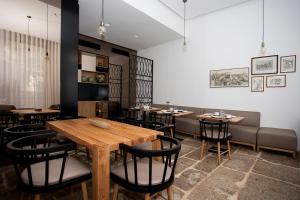 波尔图Belomont52 Guest House的一间带木桌和椅子的用餐室