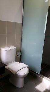 七岩华欣泰迪熊别墅的浴室位于隔间内,设有白色卫生间。