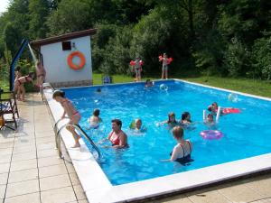 SünnaKelten-Hotel的一群人在游泳池里