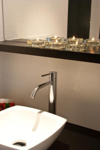 伊普尔科库恩住宿加早餐旅馆的浴室设有白色水槽和镜子
